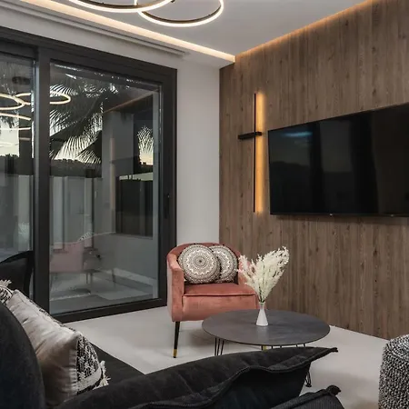 V Villa, Board, By Zantewize * Laganász