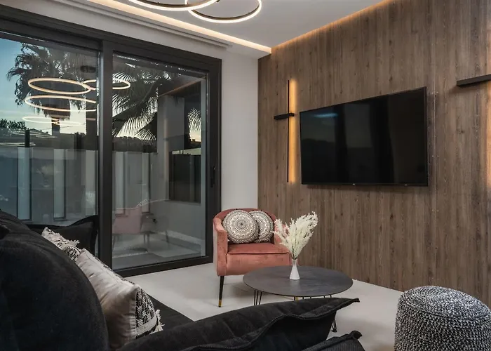 V Villa, Board, By Zantewize * لاغاناس